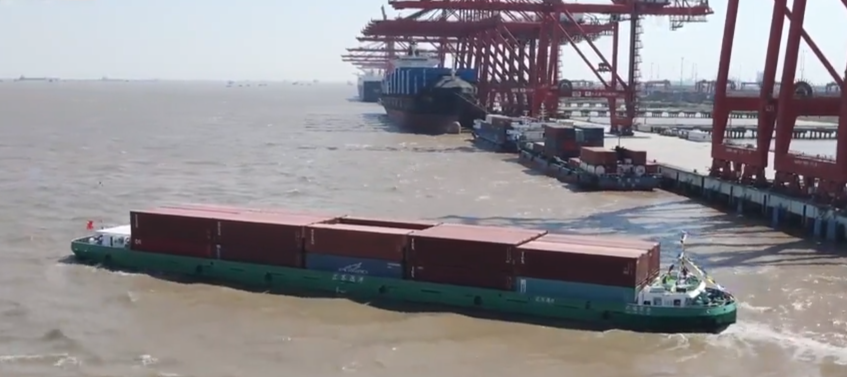 内贸海运首航！！！我国首艘纯电集装箱船下水